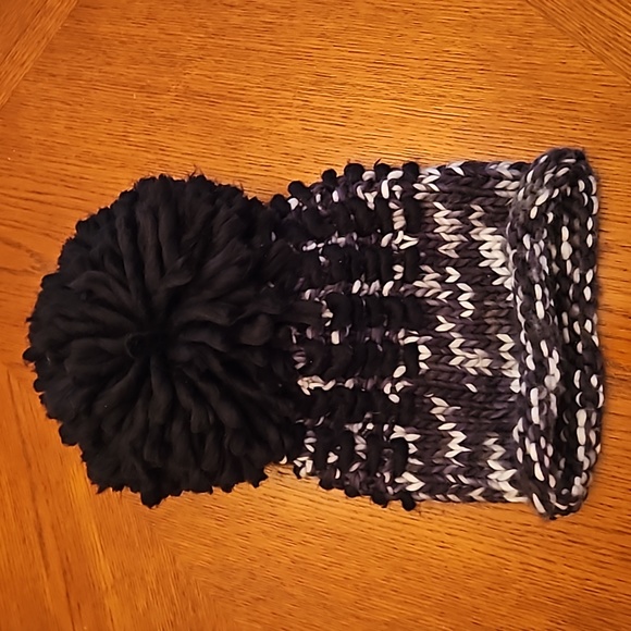 NWT BCBG Pom Hat - Picture 5 of 5